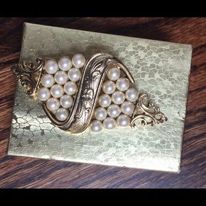 NWOT Gorgeous gold and faux pearl costume brooch